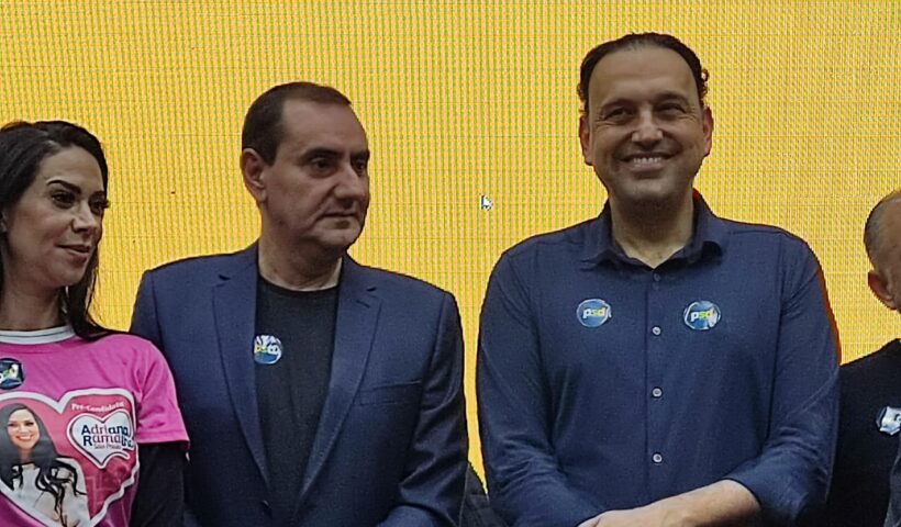 Felicio Ramuth e Andreson Farias posam em reunião regional do PSD, em São José dos Campos