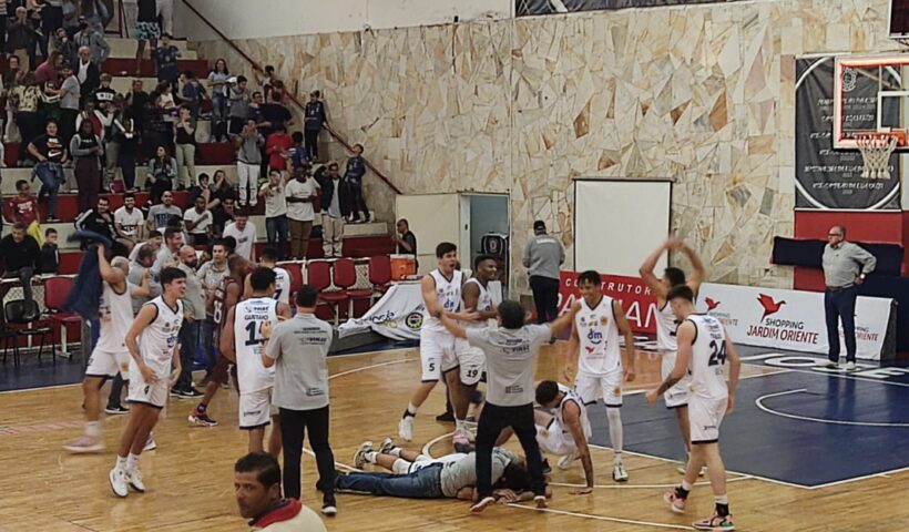 Jogadores do São José Basquete comemoram a conquista da Copa São Paulo