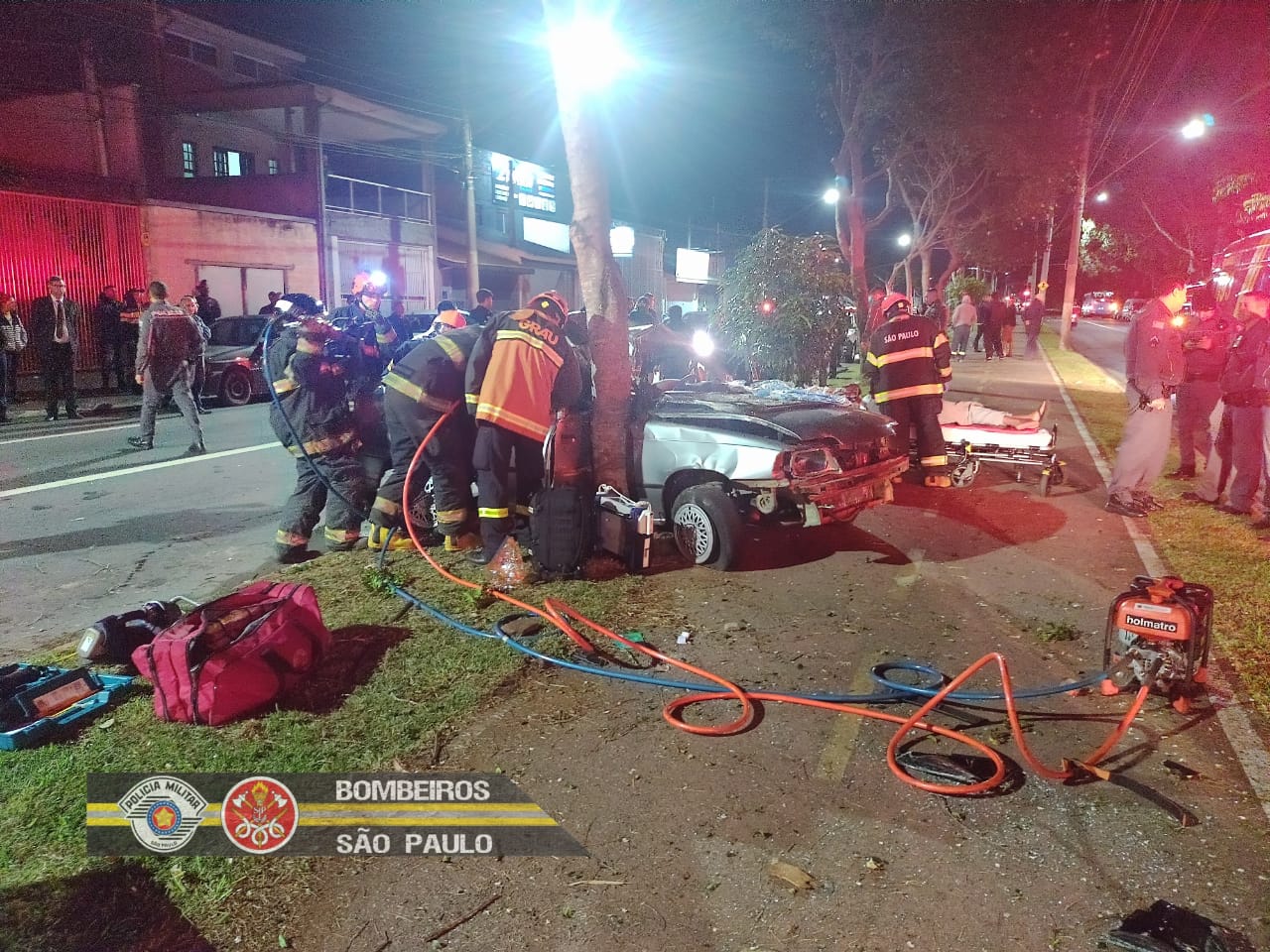 carro bate em árvore e quatro pessoas ficam feridas em sjc