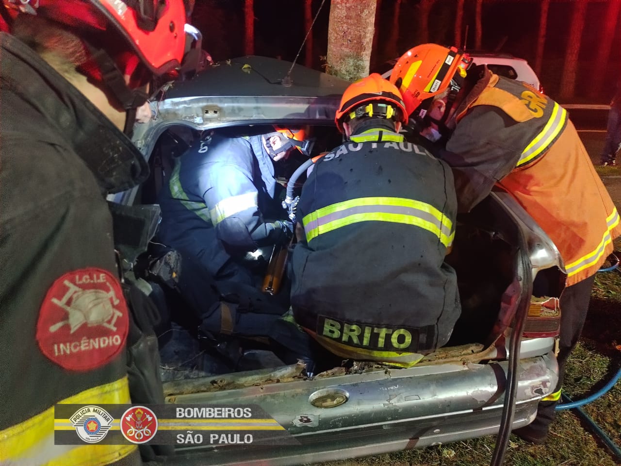 carro bate em árvore e quatro pessoas ficam feridas em sjc
