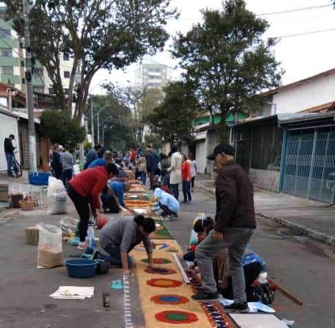fiéis confeccionando tapetes de corpus christi