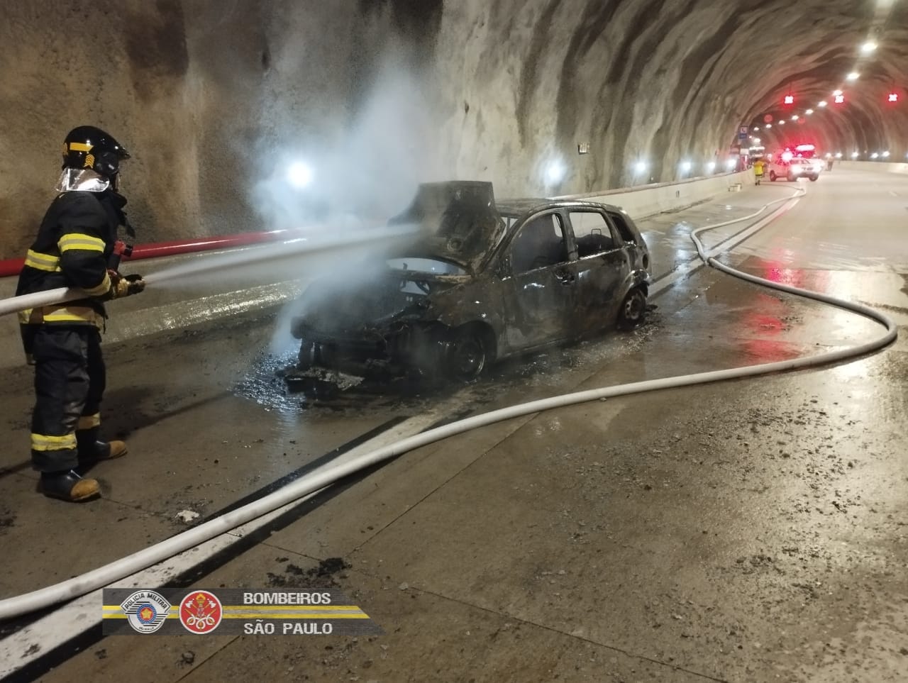 carro pega fogo na tamoios