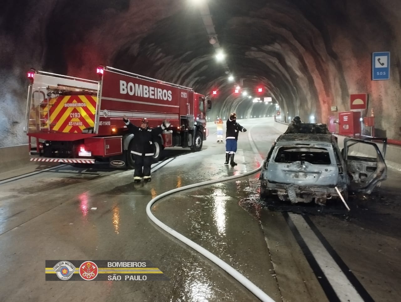 carro pega fogo na tamoios