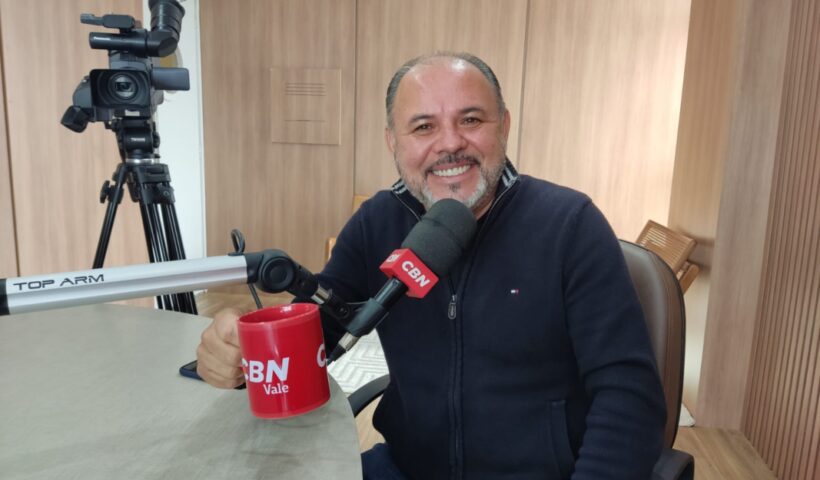 Flavinho, do PSD, é entrevistado no estúdio da rádio CBN Vale