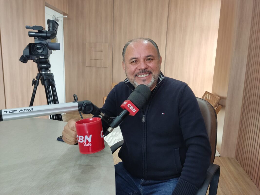Flavinho, do PSD, é entrevistado no estúdio da rádio CBN Vale