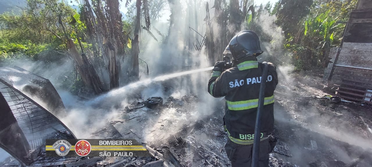 Bombeiro trabalhando: Incêndio destrói barraco em Caraguatatuba