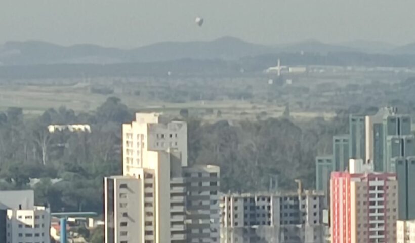 Balão em área de pouso sobrevoa área de pouso do aeroporto de sjc