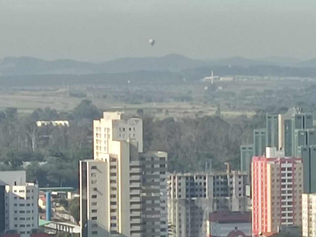 Balão em área de pouso sobrevoa área de pouso do aeroporto de sjc
