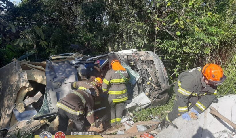 Bombeiros atendem duas pessoas vítimas de capotamento na rodovia oswaldo cruz
