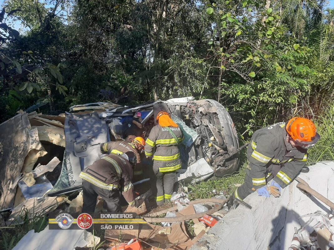 Bombeiros atendem vítimas de capotamento na rodovia oswaldo cruz