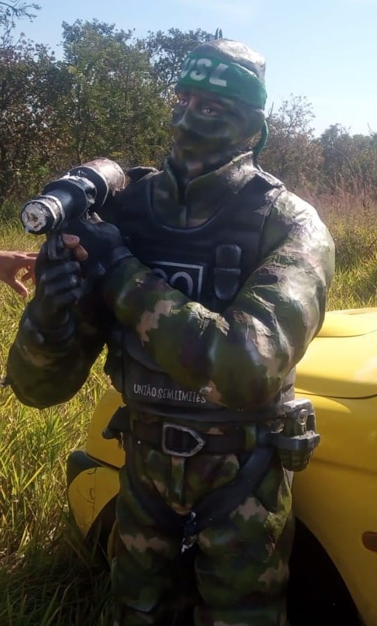 Boneco de isopor acoplado em balão que caiu em São José dos Campos nesta sexta-feira, dia 25 de junho