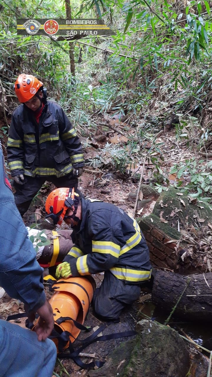 idoso fica ferido após cair com carro em ribanceira em jambeiro