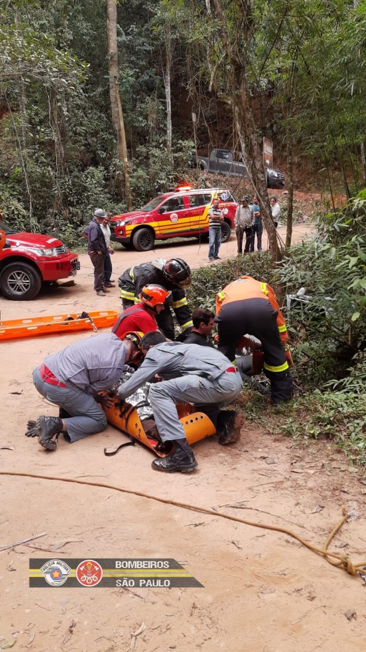 idoso fica ferido após cair com carro em ribanceira em jambeiro