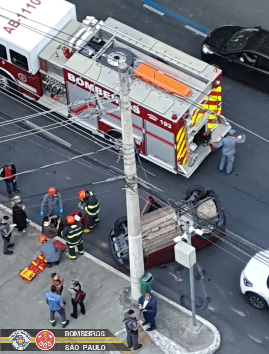carro capota em sjc