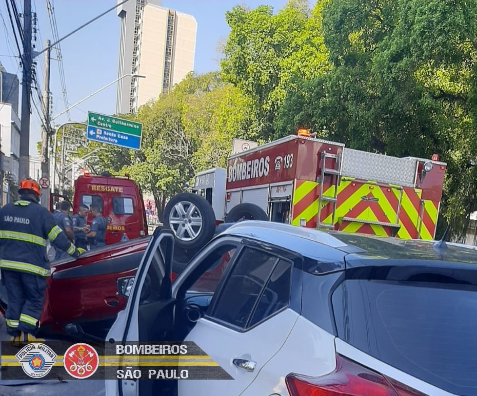 carro capota em sjc