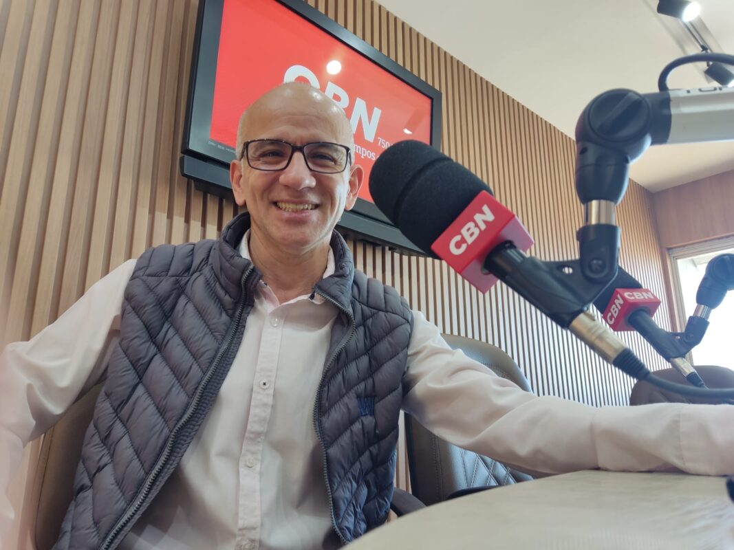 Robertinho da Padaria nos estúdios da CBN Vale.
