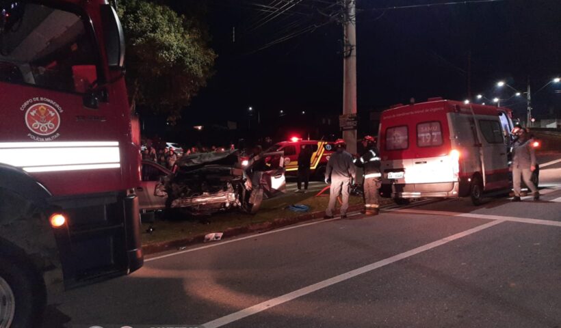 Carro acidentado na noite desta quinta-feira em São José. Uma mulher de 34 anos morreu no local