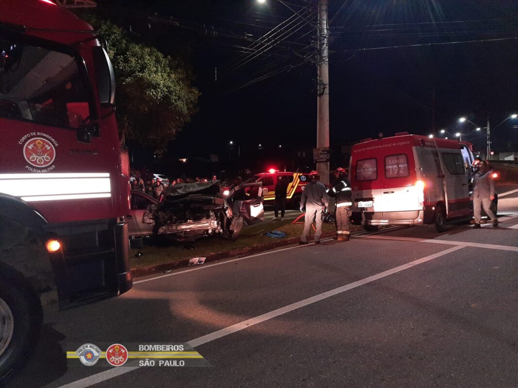 Carro acidentado na noite desta quinta-feira em São José. Uma mulher de 34 anos morreu no local