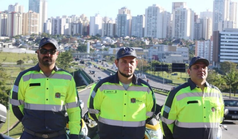 Agentes de mobilidade urbana de São José dos Campos posam para foto oficial