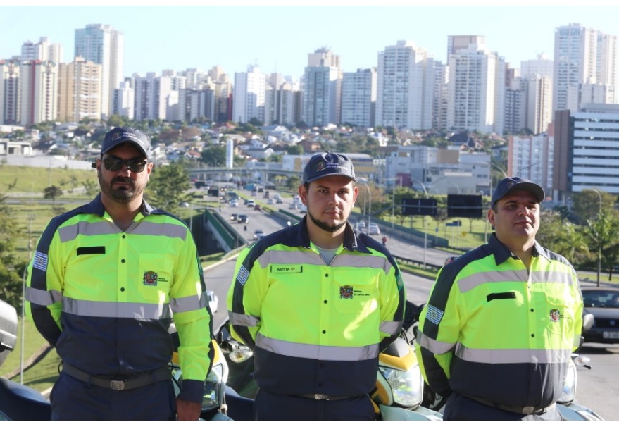 Agentes de mobilidade urbana de São José dos Campos posam com novos uniformes para foto oficial