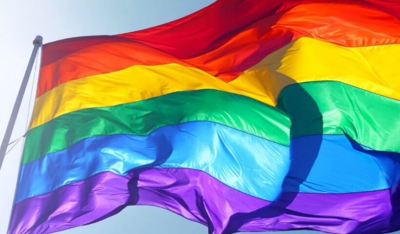 Bandeira com as cores do arco iris