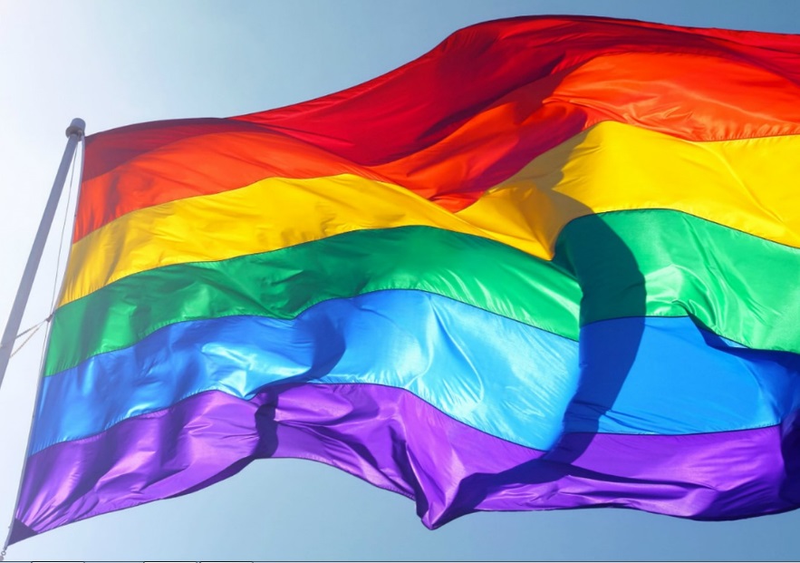 Bandeira com as cores do arco iris para lembrar da Segunda edição do Dialoga LGBTQIA+