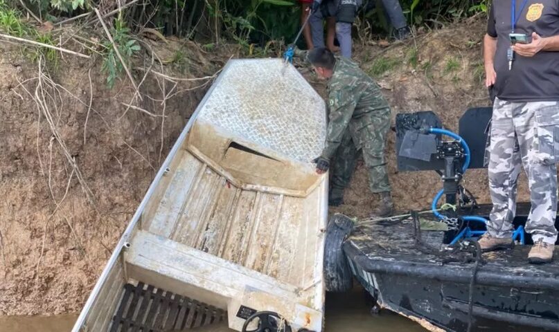 Policiais retirando barco de Dom e Bruno do fundo de um rio no Amazonas