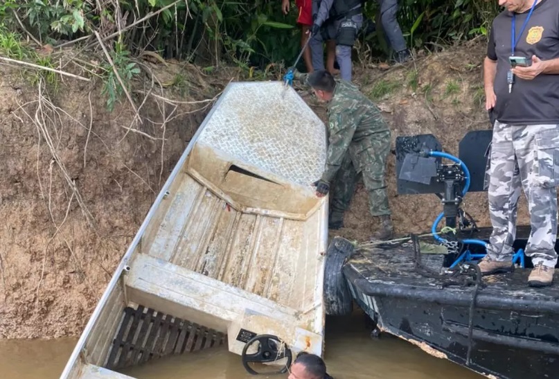 Policiais retirando barco de Dom e Bruno do fundo de um rio no Amazonas