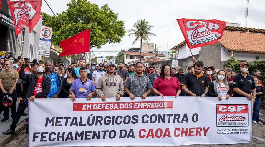 trabalhadores da Caoa Chery fazem passeata