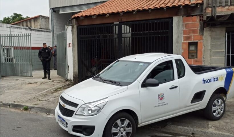Carro da prefeitura e GMC lacrando desmanches clandestinos em São José dos Campos