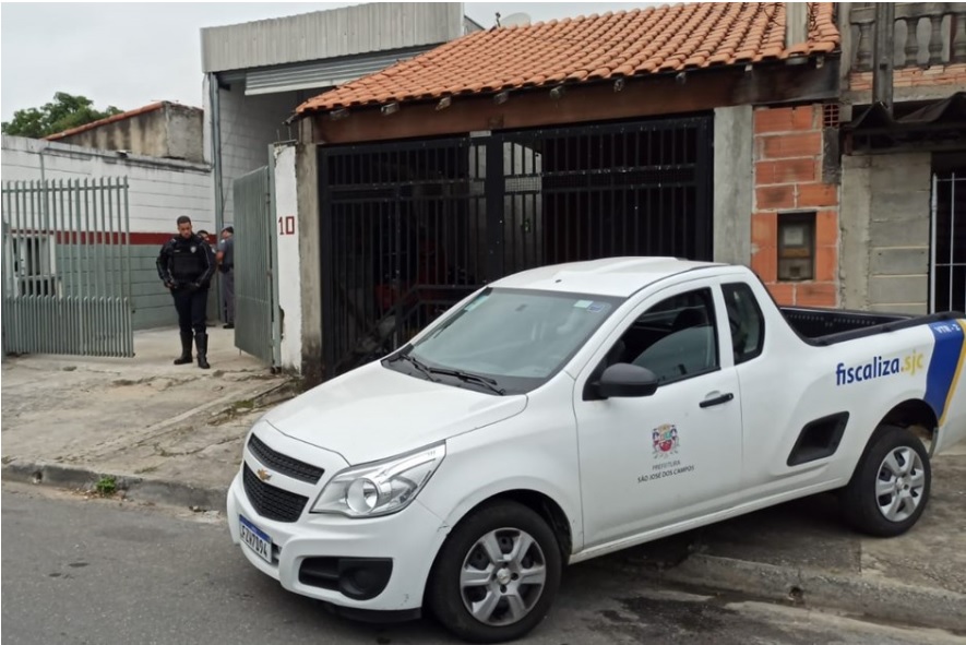 Carro da prefeitura e GMC lacrando desmanches clandestinos em São José dos Campos