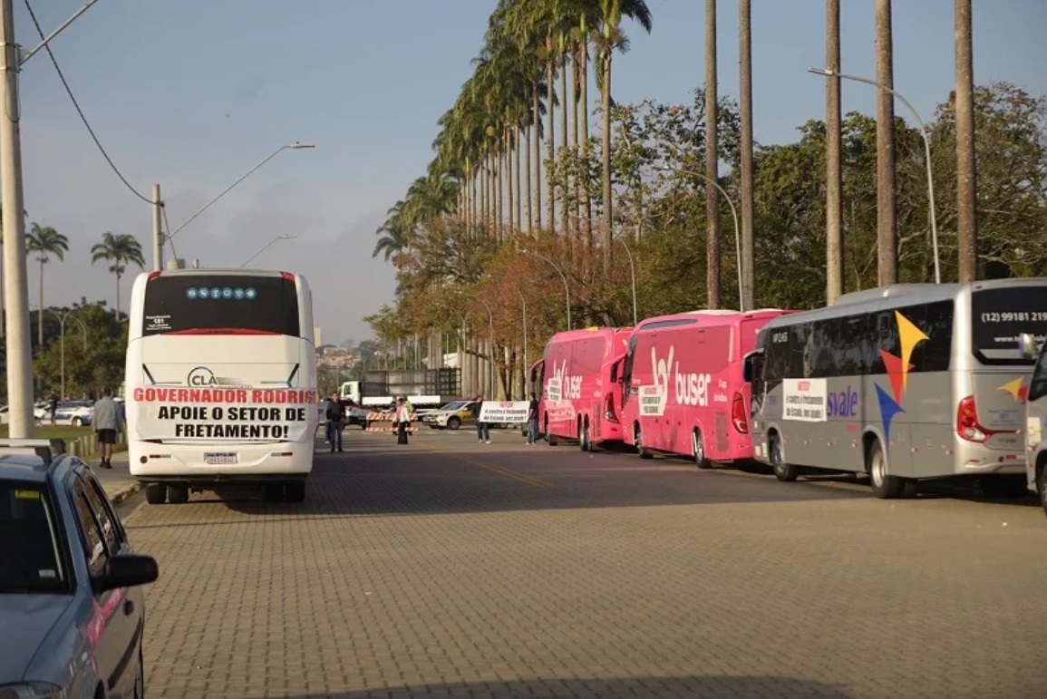 Ônibus de fretadores estacionados próximos ao CEFE de São José dos Campos, em protesto