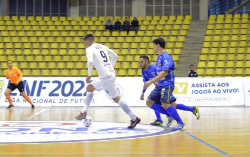 Pivô Fabinho do Taubaté futsal tenta arrancada contra o São José, pela liga nacional