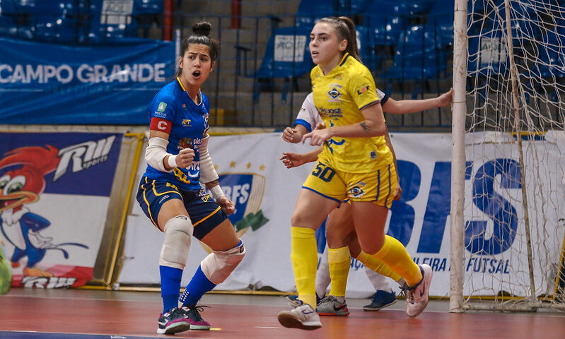 Jogadora do São José Fustal disputa bola pela Taça Brasil Feminina
