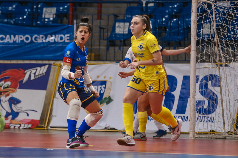 Jogadora do São José Fustal disputa bola pela Taça Brasil Feminina