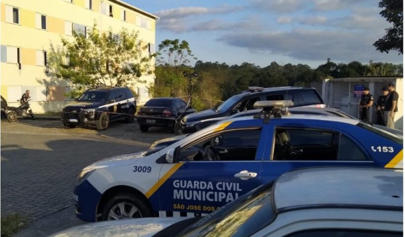carros da GCM de São José encontram veículo suspeito usado no assalto que resultou na morte de um policial civil