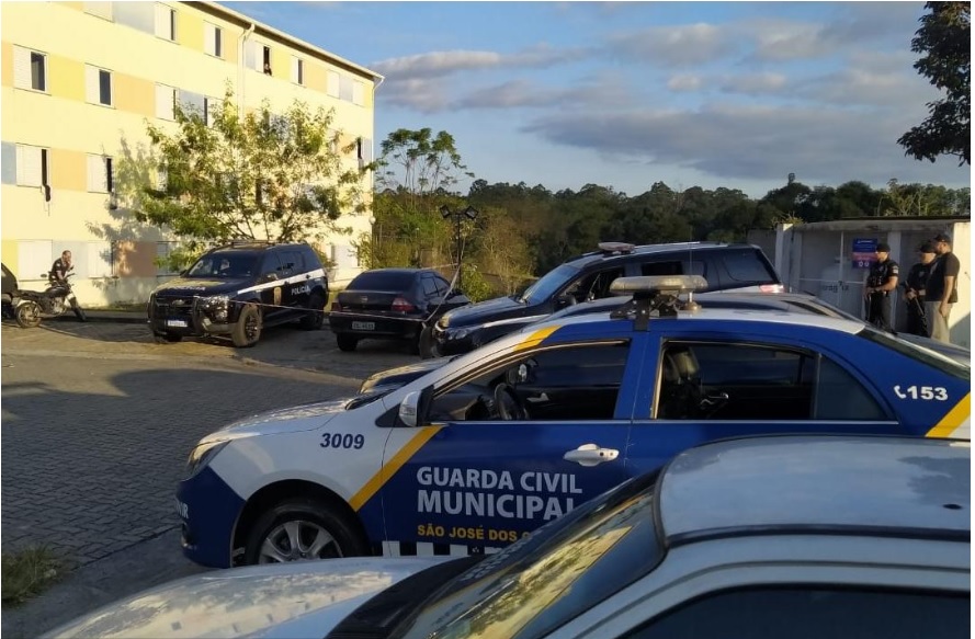 carros da GCM de São José encontram veículo suspeito usado no assalto que resultou na morte de um policial civil