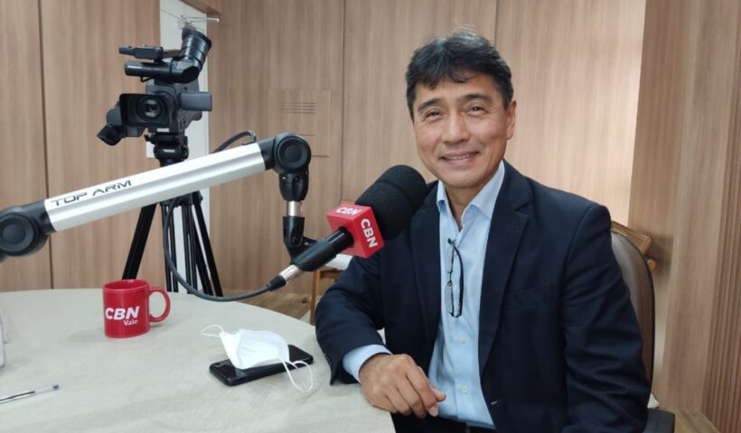 Hélio Nishimoto sendo entrevistado nos estúdios da rádio CBN em São José dos Campos