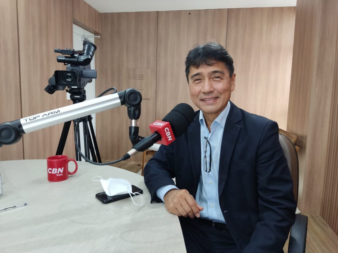 Hélio Nishimoto sendo entrevistado nos estúdios da rádio CBN em São José dos Campos