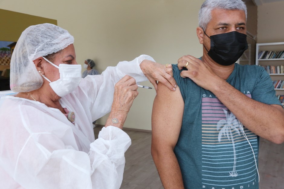 enfermeira vacina com a 4ª dose pessoas de 52 anos ou mais