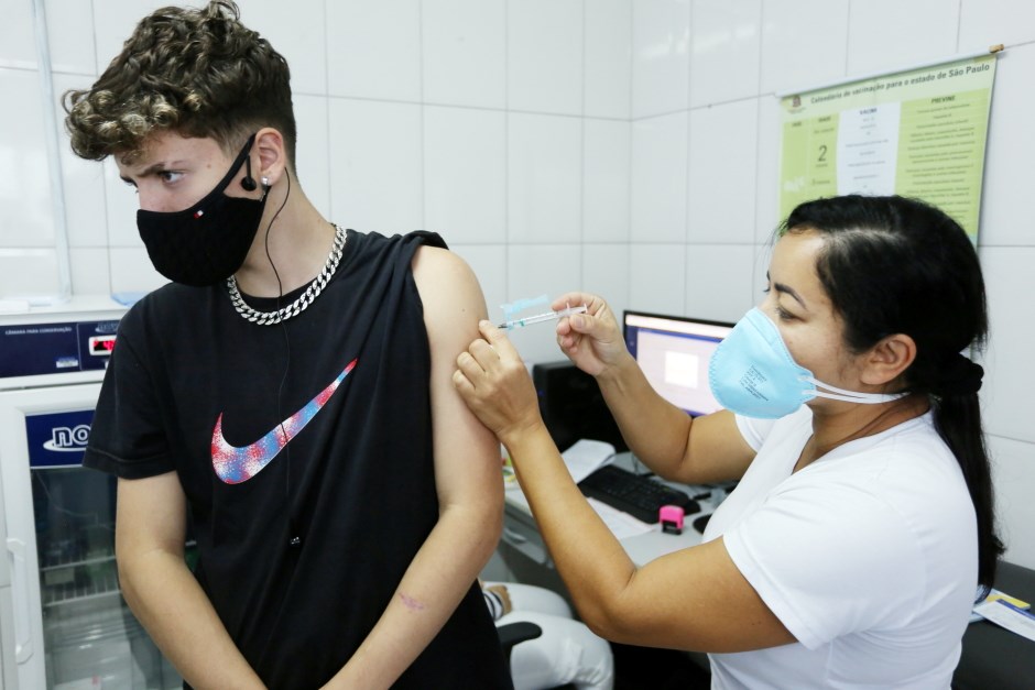 vacina adolescentes de 12 a 17 anos
