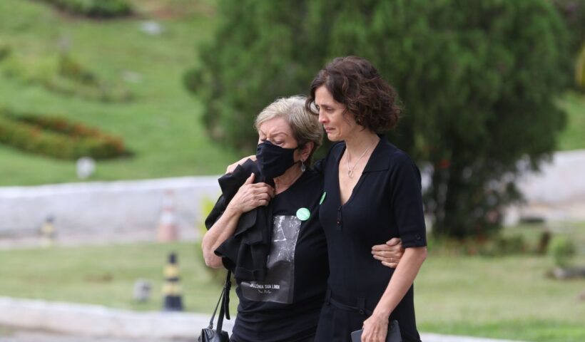 Familiares do jornalista Dom Phillips se abraçam emocionados