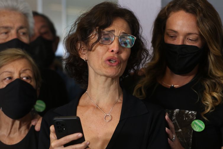 Familiares do jornalista Dom Phillips se abraçam emocionados