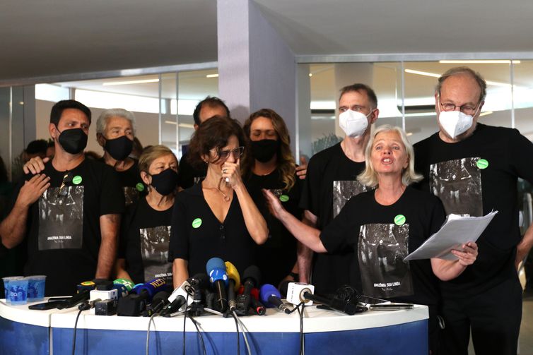 Familiares do jornalista Dom Phillips se abraçam emocionados