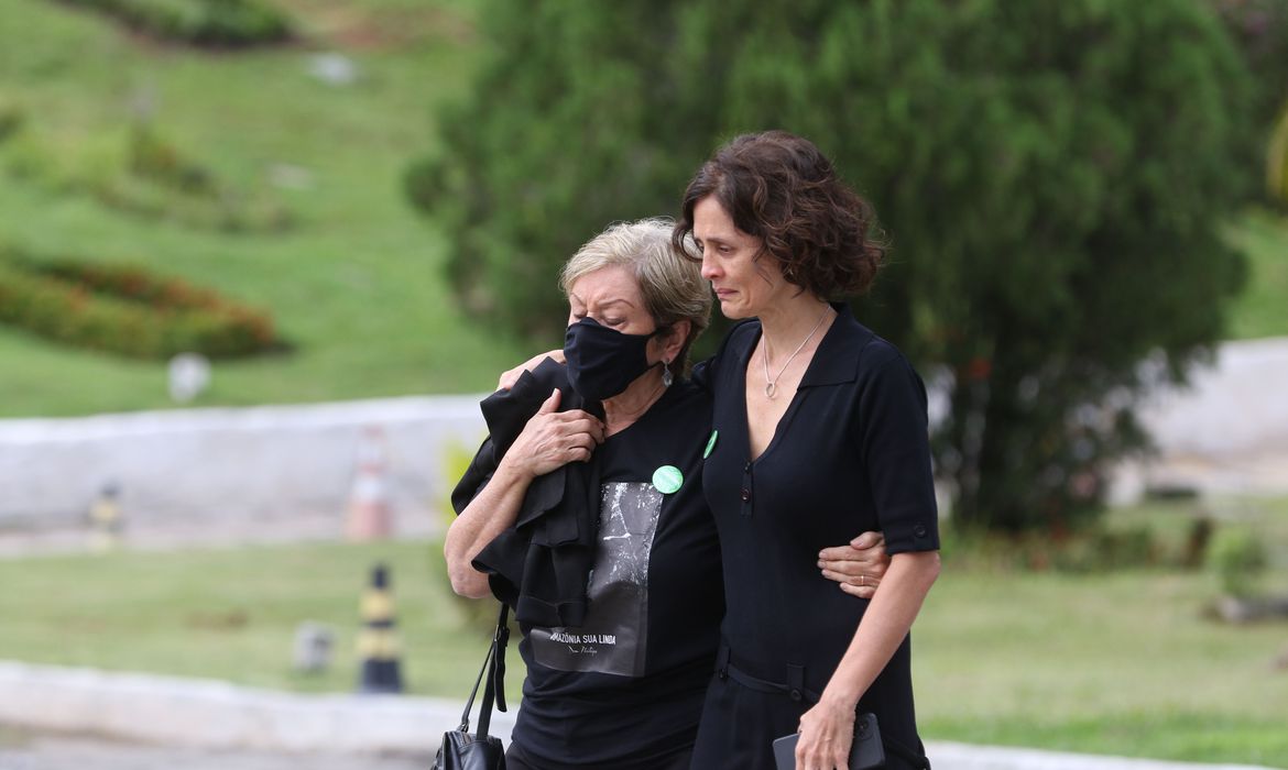 Familiares do jornalista Dom Phillips se abraçam emocionados
