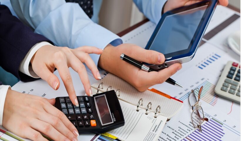 Pessoas com calculadoras remetem a ideia de departamento financeiro, pauta da coluna de karla Clarinda para o CBN Mercado de Trabalho