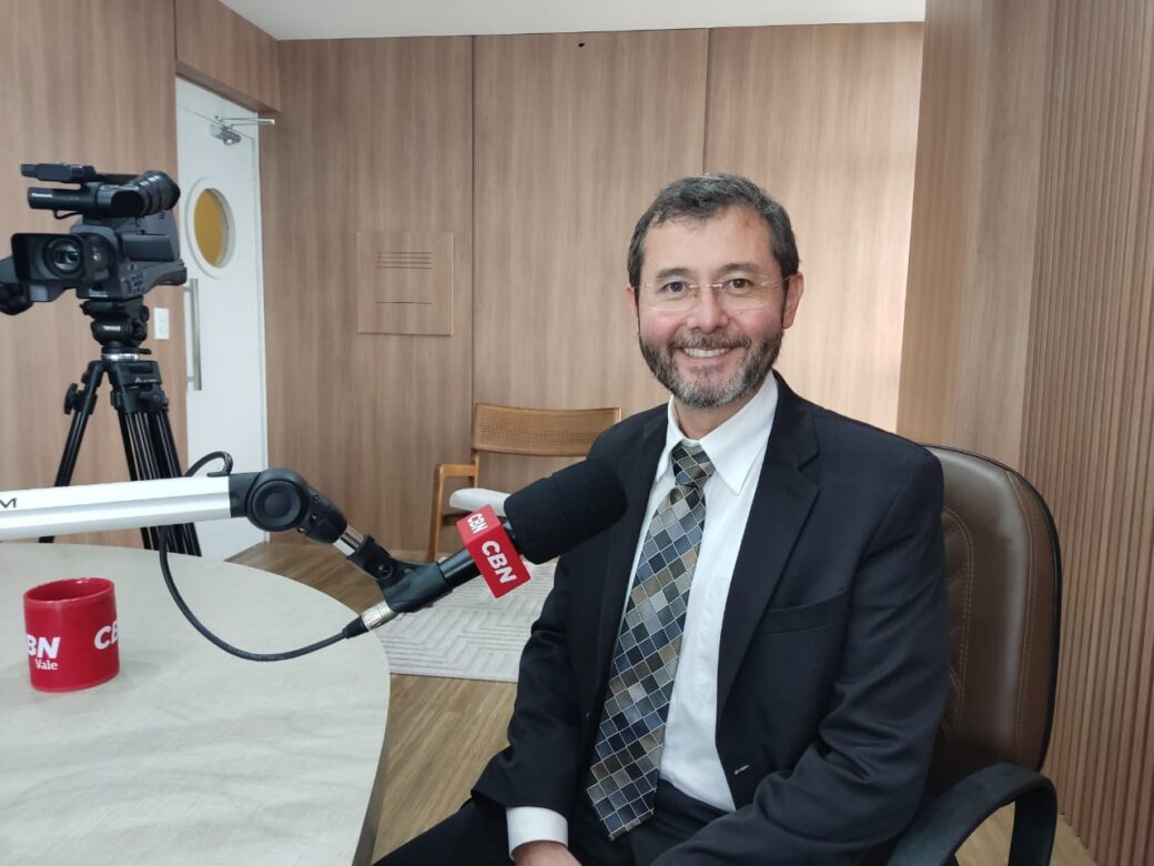 Marcelo Kajiura, presidente eleito da OAB de São José, nos estúdios da rádio CBN Vale
