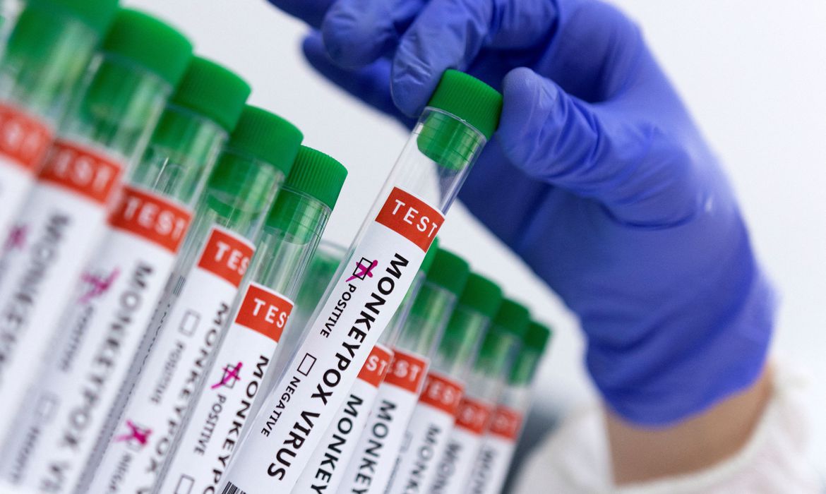 Frascos de medicamentos para o tratamento de varíola dos macacos