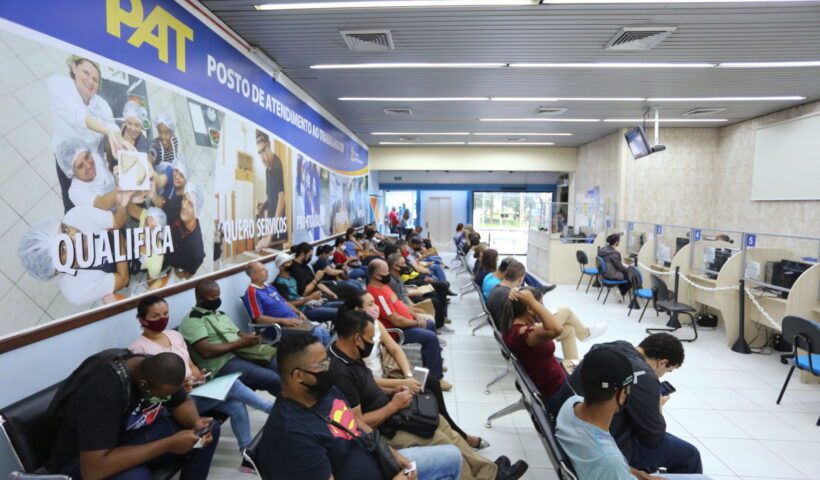 Cidadãos joseenses na sala de espera do Posto de Atendimento ao Trabalhador (PAT de São José dos Campos