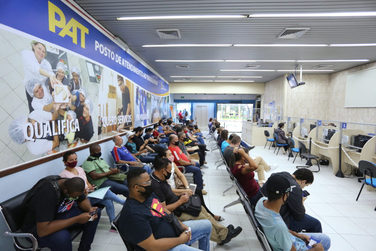 Cidadãos joseenses na sala de espera do Posto de Atendimento ao Trabalhador (PAT) de São José dos Campos, que vai oferecer curso de Microempreendedor Individual